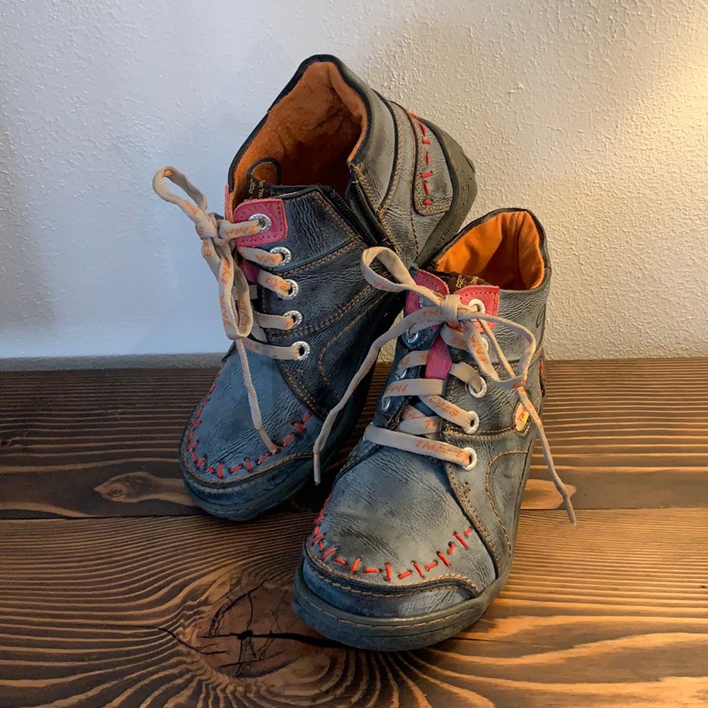 TMA EYES Faded Black Leather & Orange Hi-Tops Size 8. Great pre-owned condition!